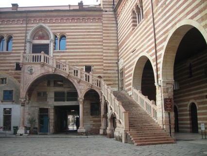Il Palazzo della Ragione di Verona tra incendi e restauri