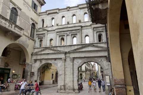 Porta Borsari, il più importante ingresso romano della città