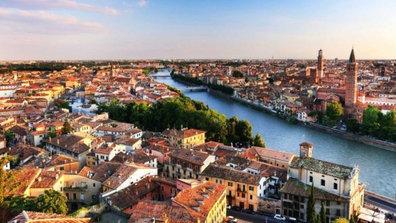 La città di Verona vista dall'alto sul calar della sera